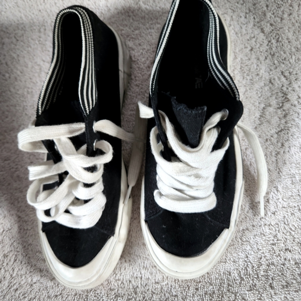 Sz 7.5 Sneakers black & white very good condition